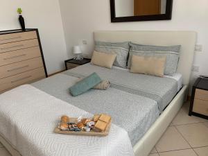 阿科Appartamento Marina的床上有玩具托盘的床