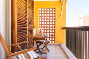 法纳贝海滩HomeForGuest BEACH APT WITH SEA VIEW & POOL, 50 STEPS TO THE SEA的一间带桌椅和窗户的用餐室