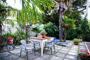 奥托纳Casa Campli的庭院配有桌椅和植物