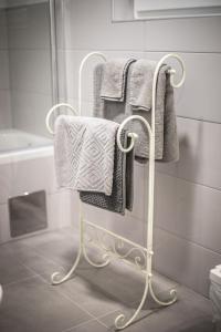 伊万尼奇格勒Apartman Magnolia的浴室内带毛巾的毛巾架