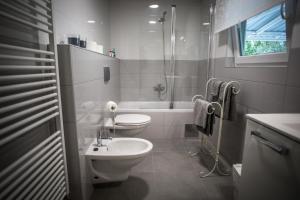 伊万尼奇格勒Apartman Magnolia的一间带水槽、卫生间和淋浴的浴室