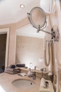 布尔诺President Boutique Apartment的一间带水槽和大镜子的浴室