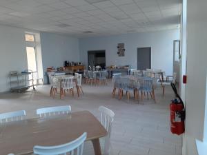 沙特拉永普拉日Le Rayon de Soleil的一间带桌椅的用餐室和一间带厨房的房间