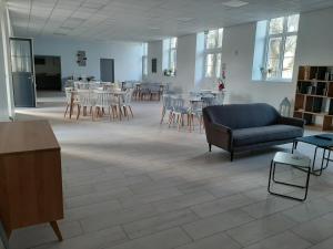 沙特拉永普拉日Le Rayon de Soleil的客厅配有沙发和桌椅