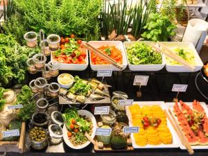 卡托维兹卡托维兹普乐斯Q酒店的餐桌上的蔬菜和水果自助餐