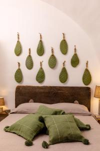 奥斯图尼Alesia luxury suite Ostuni的卧室配有一张床铺,墙上装饰有绿色