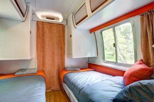 PonsanoothGlamping 1970 American Airstream motorhome的相册照片