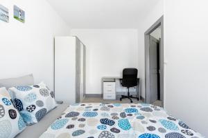 圣路易Comfort Stay Basel Airport 1B46的一间卧室配有一张带蓝色和白色枕头的床