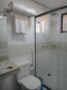 库亚巴德卢卡酒店的一间带卫生间和玻璃淋浴间的浴室