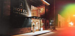 比亚瓜伊Hotel Las Liebres的建筑一侧的酒店标志