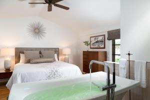 新士麦那海滩Black Dolphin Inn的浴室设有床铺、浴缸和水槽