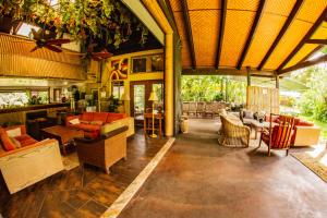 帕霍阿Hawaiian Sanctuary Eco Retreat Center的客厅设有家具和大型天花板
