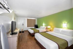 卡莱尔American Inn的酒店客房设有两张床和一台平面电视。
