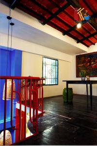 芹苴K2 Homestay & Coffee的一间设有桌子和蓝色墙壁的客房