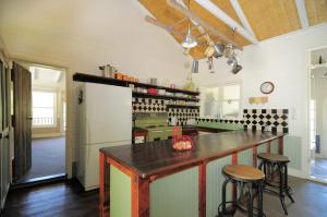 Upper Kangaroo RiverSpring Grove Dairy Picturesque views的一间厨房,内设一个柜台和凳子