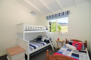 Upper Kangaroo RiverSpring Grove Dairy Picturesque views的一间卧室设有两张双层床和一扇窗户。