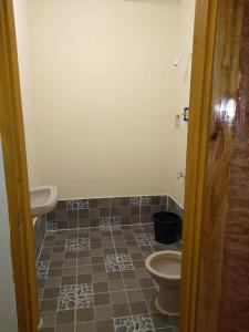 锡基霍尔Gold Star Inn的一间带卫生间的浴室和瓷砖地板。