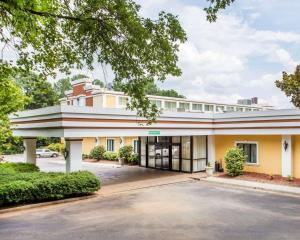 亚特兰大Budgetel Inn & Suites Atlanta的大楼前的一个空停车位