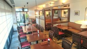 富士吉田市富士吉田西旅馆的一间空餐厅,配有木桌和椅子