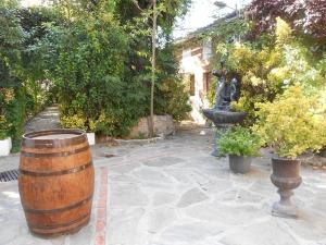 奥尔梅多La Mesnadita的一座花园,花园内有桶,雕像和喷泉