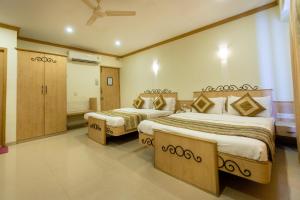 孟买花园酒店的酒店客房带两张床和一间浴室
