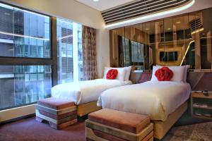 香港晋逸兰桂坊精品酒店 中环的酒店客房设有两张床和窗户。