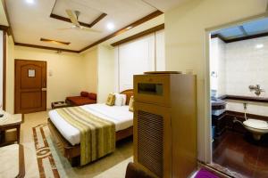 孟买花园酒店的一间酒店客房 - 带一张床和一间浴室