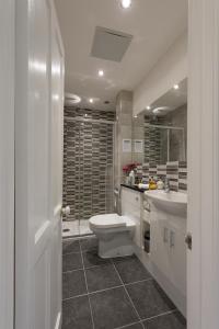 特鲁罗Cliftons Guest House的白色的浴室设有卫生间和水槽。