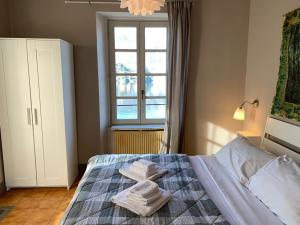 奥尔塔圣朱利奥-Ortaflats- Appartamento L'Angolo的一间卧室配有带毛巾的床