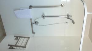 基督城克隆尼汽车旅馆的一间带毛巾架和卫生间的浴室