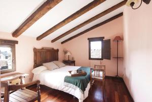 CampillejoLa Pizarra Negra的一间卧室设有一张床和一个窗口