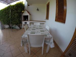托里德欧索Villetta indipendente - Torre dell' Orso的厨房配有白色的桌椅和桌椅,
