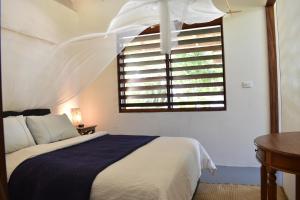 Whispering Palms - Absolute Beachfront Villas客房内的一张或多张床位