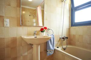 莱斯卡拉Escalabeach的浴室配有盥洗盆、镜子和浴缸