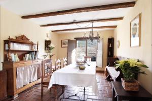 CampillejoLa Pizarra Negra的一间配备有白色桌椅的用餐室