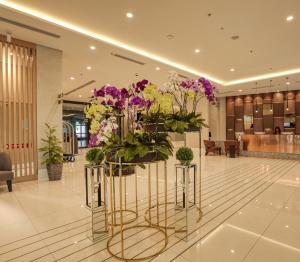 普特拉贾亚Mercure Living Putrajaya的大堂里一大张鲜花