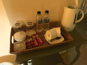 塞文河畔厄普顿The Rag House的一张桌子,上面放着一个食品和水瓶托盘