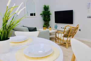 桑卢卡尔-德巴拉梅达Gosol Lemon的客厅配有带白色板的桌子