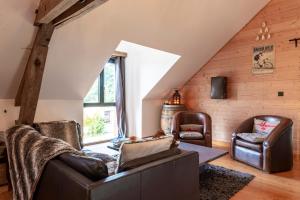 GennesEcolodges de Loire & Spa的客厅配有沙发和桌子