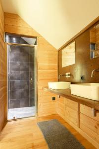 GennesEcolodges de Loire & Spa的一间带两个盥洗盆和淋浴的浴室