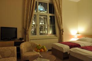 贝尔格莱德文物公寓的酒店客房设有两张床和一张带一碗水果的桌子。