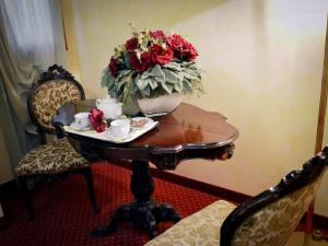 帕多瓦多纳泰罗酒店的一张桌子上放着花瓶