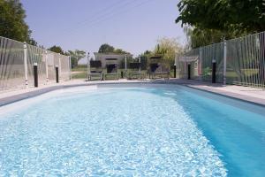 Saint-Fort-sur-GirondeLe Charhido的 ⁇ 前的蓝色海水游泳池