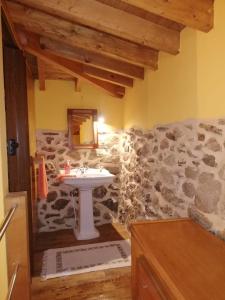 Santa María乡间塔楼公寓酒店的一间带水槽和石墙的浴室