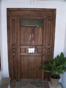 卡萨韦梅哈La Casa de Corruco的木门,在有盆栽的房间里