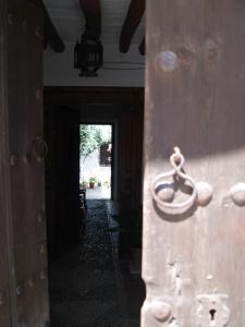 卡萨韦梅哈La Casa de Corruco的走廊上挂有环的木门