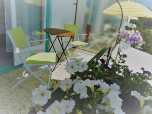 塞博登Villa Rauter的阳台上的椅子和鲜花