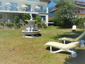 塞博登Villa Rauter的公园设有喷泉、两把椅子和长凳
