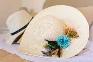朱尔迪尼亚诺巨石农场农家乐的白色的草帽,上面有蓝色的花朵