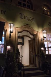 丁克尔斯比尔Hotel PIAZZA的夜间有灯的建筑物入口
